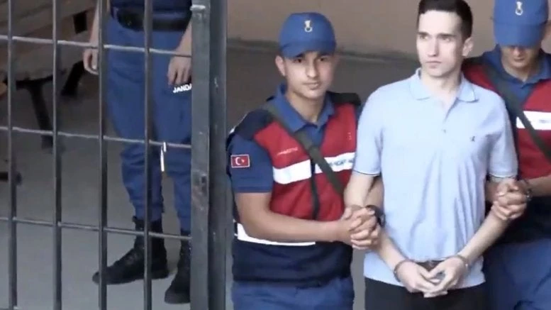 Αυτή είναι η πραγματικότητα: Με ψηλά το κεφάλι οι δύο Έλληνες αιχμάλωτοι – Ράπισμα στην τουρκική προπαγάνδα – Βίντεο